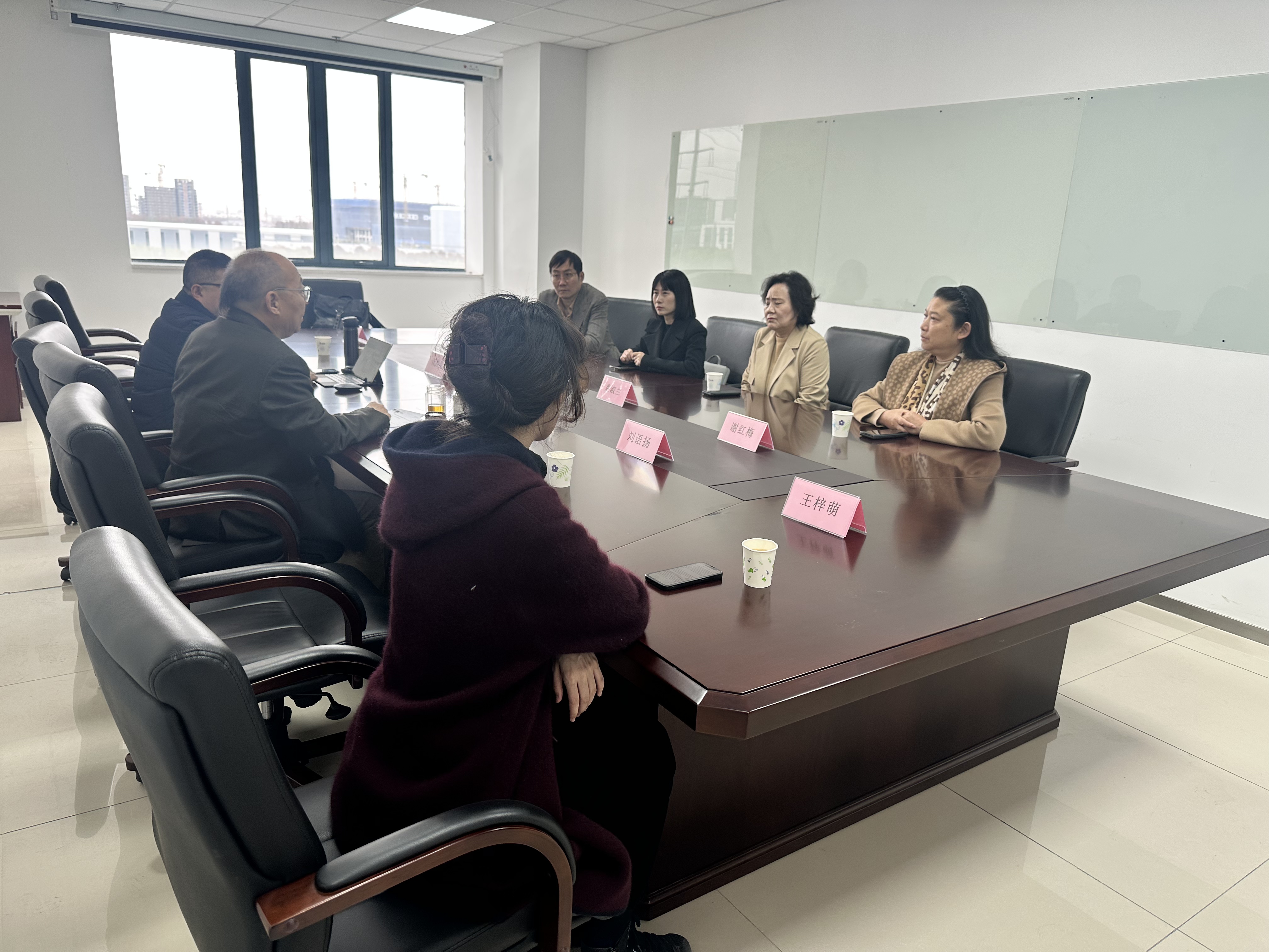 张毅与袁淑兰主任等来宾会议.jpg